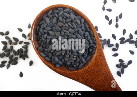 Di semi di sesamo nero in cucchiaio di legno Foto Stock