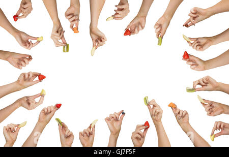 Donna mani di molti tipi diversi di tagliata a fette di frutta Foto Stock