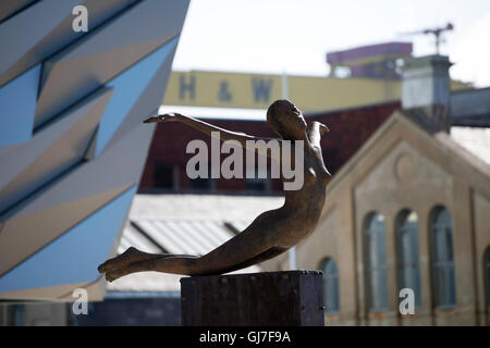 Titanica Sculpture di Rowan Gillespie fuori dal centro visitatori di Belfast, Belfast Foto Stock