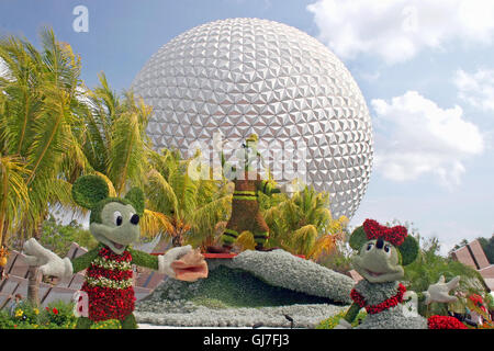 Orlando, Florida, Stati Uniti d'America. Il 19 maggio 2008. L'ingresso di Epcot durante il Fiore e il giardino Festival con Mickey Minnie e Pippo Foto Stock