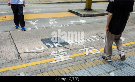 Attraversamento pedonale guardare un cartello stradale su asfalto Foto Stock