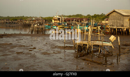 Stilted case nel villaggio sulla Bintan, Indonesia Foto Stock