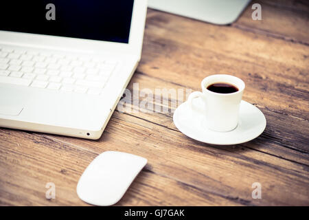 Tazza di caffè al banco di lavoro Foto Stock