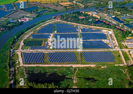 Impianto fotovoltaico pannelli solari foto aerea dell'aria al di fuori di Bangkok in Thailandia Foto Stock