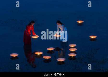 Asia, Lamplighter ragazza vietnamita nel fiume realizzato dal cappello Foto Stock