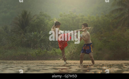 Azione: Muay Thai outdoor sul fiume nota iscrizioni in boxer, il Muay Thai è un segno che il pubblico non è elemento di ritegno copyrig Foto Stock