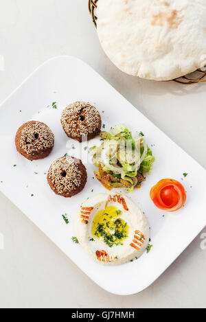 Falafel hummus houmus starter snack ristoranti mediorientali mezze platter Foto Stock