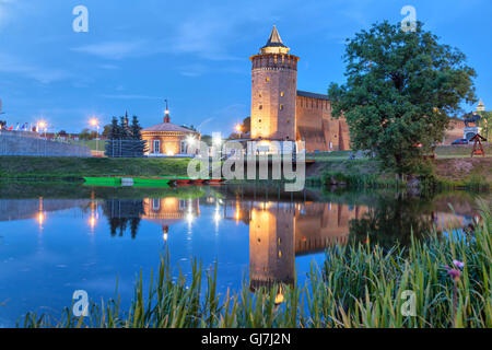 Torre di una parete del Cremlino Kolomna riflettendo in acqua di sera, Kolomna, Regione di Mosca, Russia Foto Stock