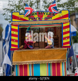 Signor punzone con Judy tenendo un pollo in un punzone e Judy puppet booth Foto Stock