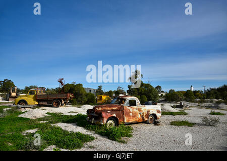 Abbandonate le reliquie di opal mining at lightning ridge comprese le vecchie autovetture carrello e paranchi di sollevamento tra i cumuli mullock Foto Stock