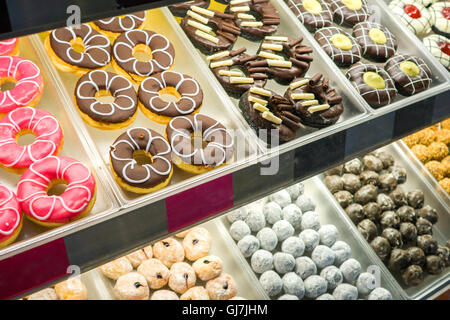 Le ciambelle sullo scaffale Foto Stock