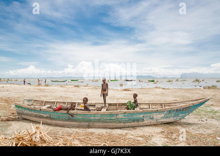 La gente sul Lago Turkana in Kenya - Africa Foto Stock