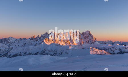 Vista sul gruppo delle pale di San Martino. Alpenglow al tramonto. Stagione invernale. Le Dolomiti. Alpi Italiane. Europa. Foto Stock