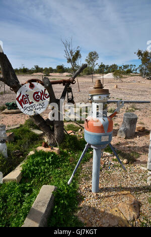 Segno che vi danno il benvenuto a donare alla birra può alloggiare in opale a Lightning Ridge, con carattere realizzato dalla bombola di gas Foto Stock