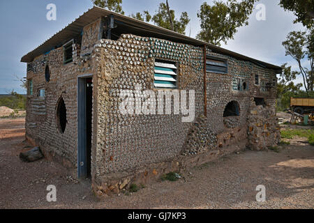 La birra può house creato da lattine di birra e bottiglie come un campo di minatori in Lightning Ridge, un opale città mineraria in outback australia Foto Stock