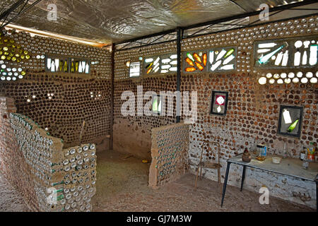 La birra può house creato da lattine di birra e bottiglie come un campo di minatori in Lightning Ridge, un opale città mineraria in outback australia Foto Stock