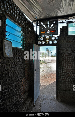 La birra può house creato da lattine di birra e bottiglie come un campo di minatori in Lightning Ridge, un opale città mineraria in outback australia Foto Stock