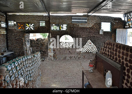 La birra può house creato da lattine di birra e bottiglie come un campo di minatori in Lightning Ridge, un opale città mineraria in outback australia Foto Stock