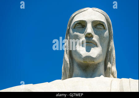 RIO DE JANEIRO - MARZO 21, 2016: il volto della statua del Cristo Redentore, uno dei più famosi punti di riferimento di Rio. Foto Stock