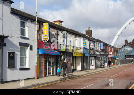 Negozi di Newport Street, ai margini del centro di Bolton,, prevalentemente specializzato in aspetti del cosmetico corpo commercio dell'immagine. Foto Stock