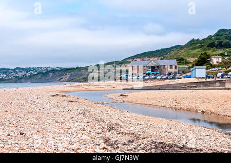 Charmouth Costa Heritage Center è basato a lungo in disuso fabbrica di cemento sul foreshore di leggermente spiovente spiaggia sabbiosa Foto Stock