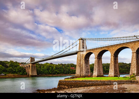 Menai Bridge, attraversando il Menai Straits, progettato da Thomas Telford, Anglesey, Galles, Regno Unito Foto Stock