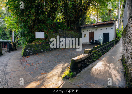 Strada tranquilla nella splendida luce mattutina, Ubud, Bali, Indonesia Foto Stock