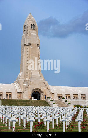 Douaumont ossario e cimitero militare per la prima guerra mondiale uno francese e tedesco soldati che morirono nella battaglia di Verdun, Francia Foto Stock