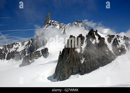 Vista di 4,013 m peak Dent du géant, o Dente del Gigante e il ghiacciaio de Géant, nel massiccio del Monte Bianco. Valle d'Aosta, Italia Foto Stock