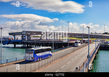 Allenatori avvicinando Holyhead Ferry Terminal, Anglesey, Galles, Regno Unito Foto Stock