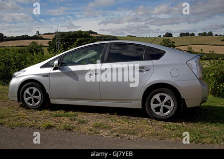 Argento Toyota prius phev ibrido berlina plugin auto parcheggiate in cotswold campagna regno unito Foto Stock