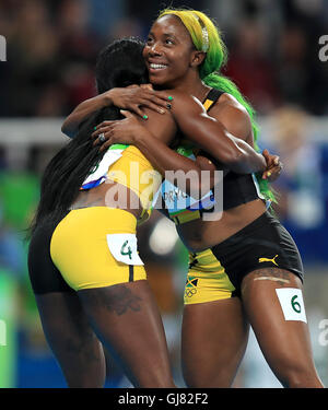 La Giamaica nella Elaine Thompson (sinistra) festeggia con il connazionale Shelly-Ann Fraser-Pryce dopo aver vinto l'oro in donne 100m Finale sull'ottavo giorno del Rio Giochi olimpici, Brasile. Picture Data: Sabato 13 Agosto, 2016. Foto di credito dovrebbe leggere: Mike Egerton/filo PA. Solo uso editoriale Foto Stock