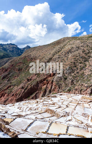 Stagni di sale in Maras Perù a copertura di una collina con ricchi di minerali e di una economia boost per il paese e il popolo Foto Stock