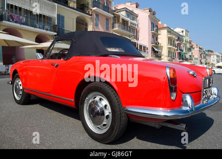 Alfa Romeo Giulietta Spider parcheggiata in una strada a Imperia durante il raid di auto d'epoca Foto Stock