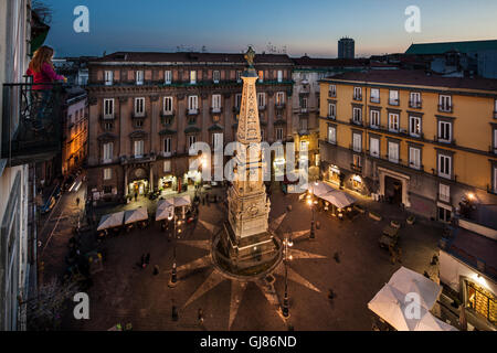 L'Italia, Napoli: piazza San Domenico Maggiore si trova lungo Spaccanapoli, denominata via Benedetto Croce in questa particolare sezione Foto Stock