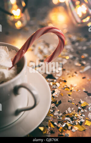 Vacanza: Candy Cane nella tazza di cacao con lampadine dietro Foto Stock