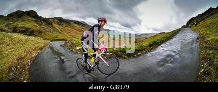 Pilota nell'Fred Whitton sfida ciclismo Hardknott Pass, Cumbria, Regno Unito. Foto Stock
