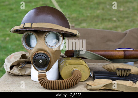 Problema britannico WW1 maschera a gas e casco sul display Foto Stock