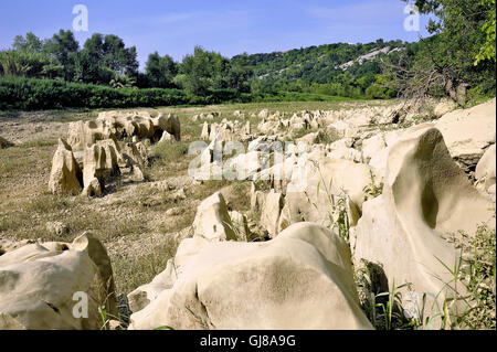 Il letto del fiume Gardon completamente asciutto durante l'estate nel dipartimento francese di Gard nel sud-est Foto Stock