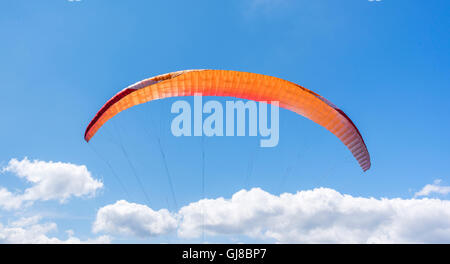 Il paracadute colorato su strisce il cielo Foto Stock