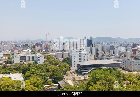 Vista della città di Kochi dal mantenere principale del Castello di Kochi. Kochi è la città capoluogo della prefettura di Kochi Foto Stock