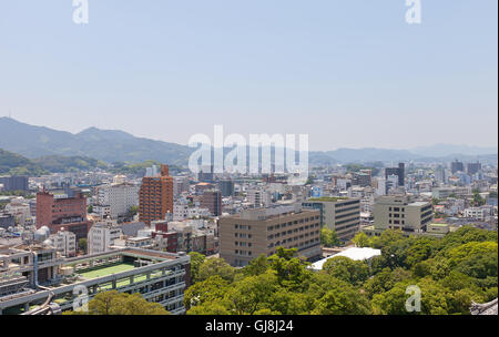 Vista della città di Kochi dal mantenere principale del Castello di Kochi. Kochi è la città capoluogo della prefettura di Kochi Foto Stock