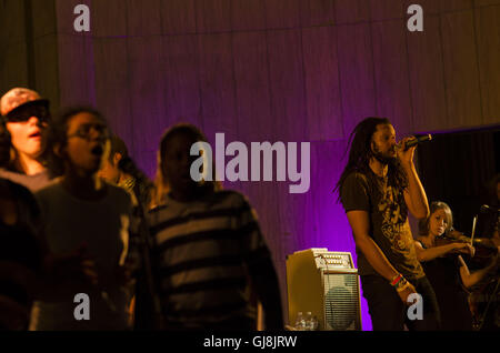 Denver, Colorado, Stati Uniti d'America. 12 Ago, 2016. I membri Flobots STEPHEN ''BRER RABBIT'' BRACKETT e MACKENZIE GAULT eseguire al fianco di giovani musicisti provenienti dal coro 303. Venerdì, 12 agosto band locale Flobots ha suonato in un concerto gratuito a Denver la Civic Center Park. © Graham Charles Hunt/ZUMA filo/Alamy Live News Foto Stock