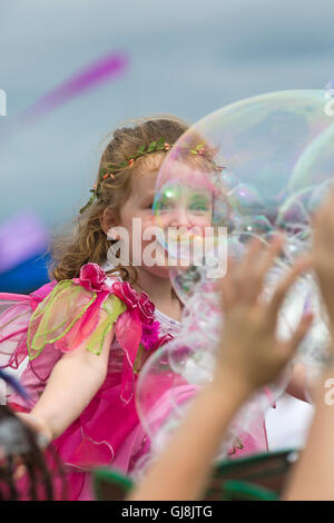 Burley, Hampshire, Regno Unito. 13 Ago, 2016. Giovane ragazza vestita come fata cattura bolle a New Forest Fairy Festival, Burley, Hampshire, Regno Unito nel mese di agosto del credito: Carolyn Jenkins/Alamy Live News Foto Stock