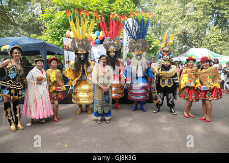 Londra REGNO UNITO 13 agosto 2016 Kennington Park Saleha Jeffer Vice Sindaco di Lambeth venite a mostrare il suo sostegno per il Festival Latinoamericano,visto qui con uno del gruppo che ha eseguito tradizionale danza Boliviana .@Paolo Quezada-Neiman/Alamy Live News Foto Stock