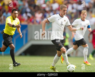 Il Brasile. 13 Ago, 2016. BRASILIA, Brasile ''"13 Agosto: Bender lars di Alemanha gestisce la palla durante una partita tra Alemanha e del Portogallo come parte del Rio 2016 Giochi Olimpici a Mane Garrincha Stadium su Agosto13, 2016 a Brasilia, Brasile. (Credito Immagine: © TripeFoto via ZUMA Press) Foto Stock