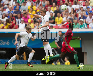 Il Brasile. 13 Ago, 2016. BRASILIA, Brasile ''"13 Agosto: Petersen Nils di Alemanha gestisce la palla durante una partita tra Alemanha e del Portogallo come parte del Rio 2016 Giochi Olimpici a Mane Garrincha Stadium su Agosto13, 2016 a Brasilia, Brasile. (Foto di Bruno Spada Tripé Zuma premere (credito Immagine: © TripeFoto via ZUMA Press) Foto Stock