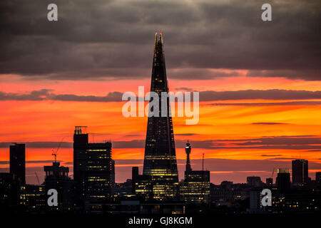 Londra, Regno Unito. 13 Agosto, 2016. Regno Unito Meteo, tramonto mozzafiato anche come inquinamento minaccia. Serata colorata luce sulla Shard edificio nel centro di Londra Credito: Guy Corbishley/Alamy Live News Foto Stock