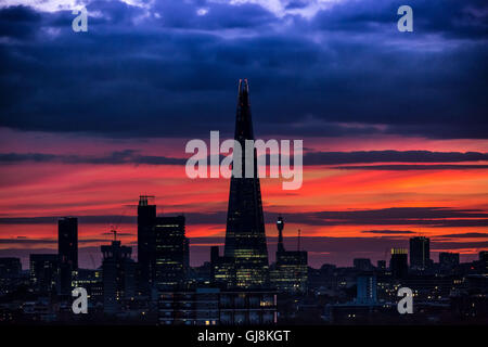 Londra, Regno Unito. 13 Agosto, 2016. Regno Unito Meteo, tramonto mozzafiato anche come inquinamento minaccia. Serata colorata luce sulla Shard edificio nel centro di Londra Credito: Guy Corbishley/Alamy Live News Foto Stock