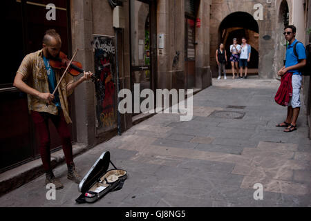 Barcellona, in Catalogna, Spagna. 13 Ago, 2016. In un vicolo del quartiere Gotico di Barcellona un giovane uomo suona il violino per i pedoni. Il quartiere Gotico di Barcellona è l epicentro della città turistiche commerciali. © Jordi Boixareu/ZUMA filo/Alamy Live News Foto Stock